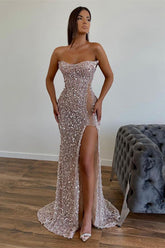 Schickes, bodenlanges, trägerloses A-Linien-Ballkleid mit Pailletten und Schlitz vorne